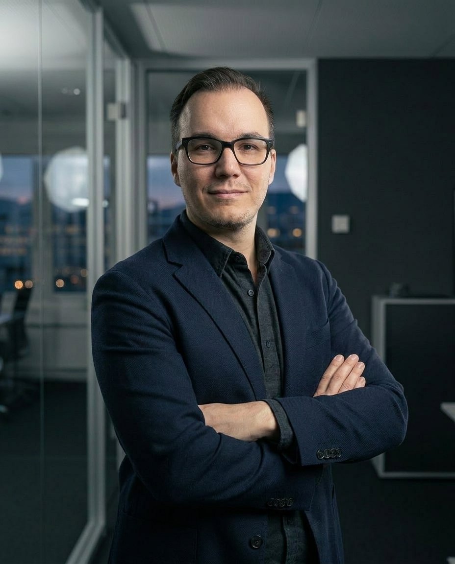 Denny Weber, Geschäftsführer WDC GmbH, im modernen Büro